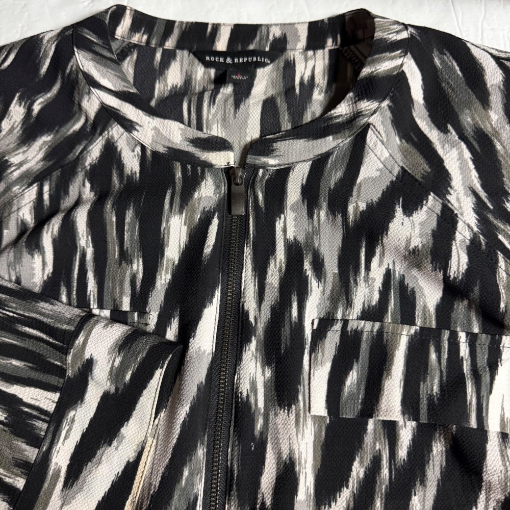 Rock & Republic Womens Large Black White Ikat Abstract Zip Front Roll Tab Blouse